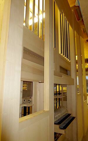 Ansicht des eingebauten Orgel Spieltisches in das Orgelgehäuse