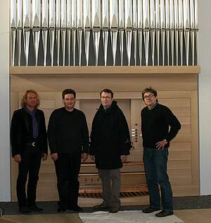 Vor unserer neuen Orgel: Orgelbaumeister Heinz Jäger, Herr OSV Habermaier und Herr Seldte aus Stuttgart.