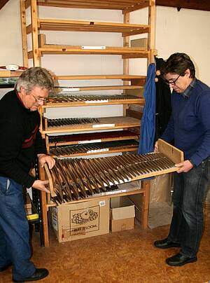 Heinz Jäger und Hartmut Reiser verpacken die Pfeifen für die neue Orgel.