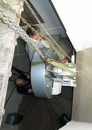 Windmotor wird in den Turm gezogen Der neue Windmotor wird in den Turm gezogen