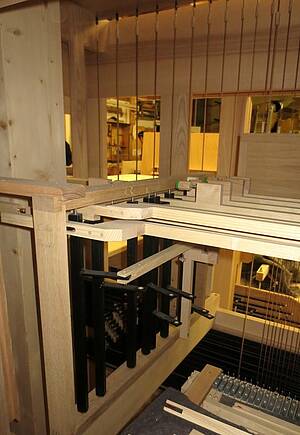 Ansicht der Registermechnik im Orgelgehäuse