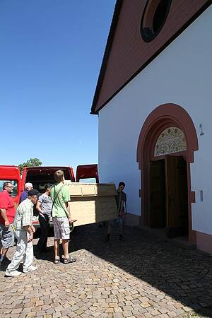 Die Windlade wird in die Kirche getragen