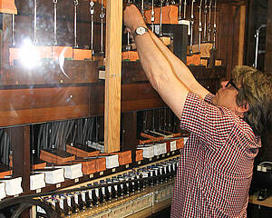 Orgelbaumeister Heinz Jäger reguliert die Glockenzugbälge Orgelbaumeister Heinz Jäger reguliert die Glockenzugbälge